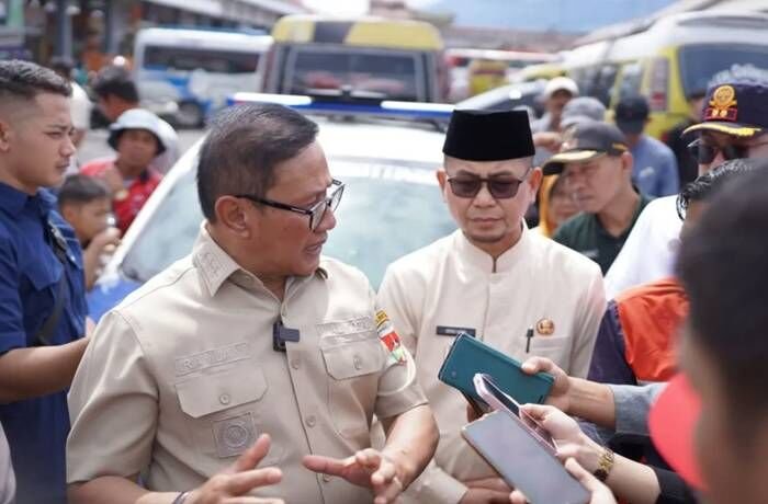 Wali Kota Bukittinggi Ramlan Nurmatias mengatakan Pemkot Bukittinggi mengerahkan alat berat untuk ikut membantu evakuasi bencana di Kabupaten Agam akibat cuaca ekstrem yang masih terjadi hingga saat ini, Kamis (27/11/2025). FOTO : ANTARA/Al Fatah.