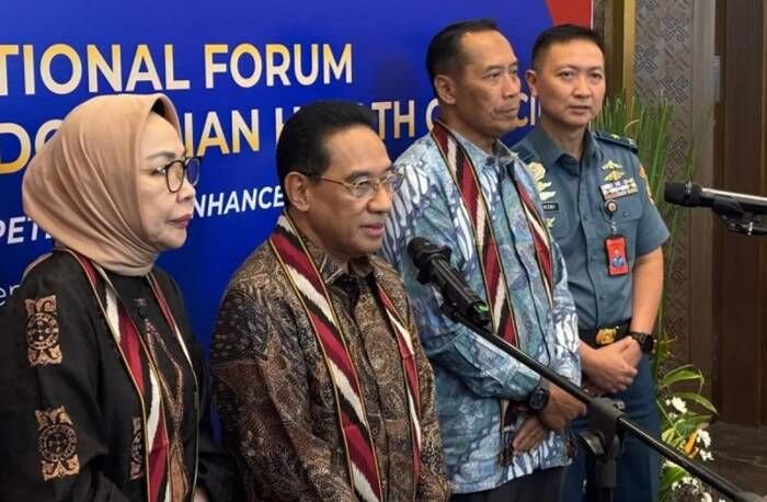 Wamenkes Benjamin Paulus Octavianus (kedua kiri) menjawab pertanyaan wartawan usai Forum Nasional Pertama Konsil Kesehatan Indonesia di Jakarta, Selasa (25/11/2025). FOTO : ANTARA/Prisca Triferna
