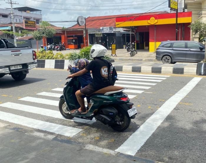 Zebra Cross Baru Hadir di SMPN 4 Samarinda, Solusi Sementara Pengganti JPO