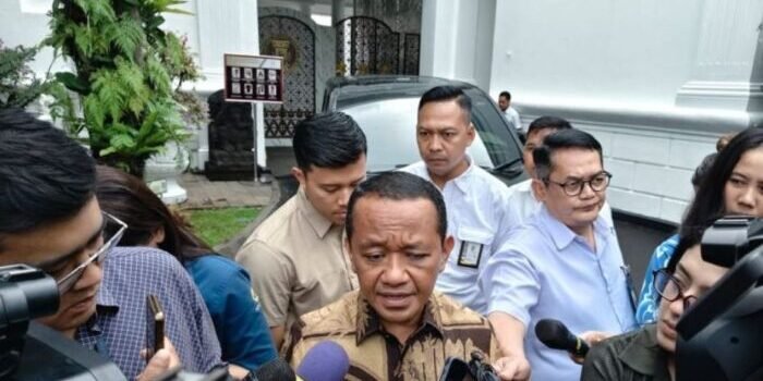 Menteri Energi dan Sumber Daya Mineral (ESDM) Bahlil Lahadalia memberikan keterangan kepada awak media di Istana Kepresidenan Jakarta, Kamis (20/11/2025). ANTARA/Fathur Rochman