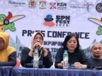 Asisten Administrasi Umum Sekretariat Daerah Kota Balikpapan, dr. Andi Sri Juliarty, saat membuka konferensi pers di Atrium Balikpapan Plaza, pada Senin (3/11/2025). Foto: BorneoFlash/Ardian
