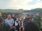 Deputi Bidang Lingkungan Hidup dan Sumber Daya Alam Otorita IKN, Myrna Asnawati Safitri bersama Direktur Tindak Pidana Tertentu Bareskrim Polri, Brigjen Pol. Moh Irhamni, Direktur Reserse Kriminal Khusus Polda Kaltim, Kombes Pol. Dr. Bambang Yugo Pamungkas, saat meninjau lokasi penimbunan batu bara ilegal, pada Sabtu (8/11/2025). Foto: BorneoFlash/Niken Sulastri