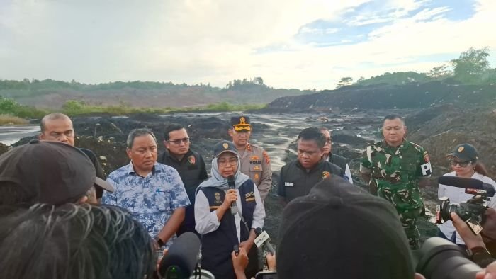 Deputi Bidang Lingkungan Hidup dan Sumber Daya Alam Otorita IKN, Myrna Asnawati Safitri bersama Direktur Tindak Pidana Tertentu Bareskrim Polri, Brigjen Pol. Moh Irhamni, Direktur Reserse Kriminal Khusus Polda Kaltim, Kombes Pol. Dr. Bambang Yugo Pamungkas, saat meninjau lokasi penimbunan batu bara ilegal, pada Sabtu (8/11/2025). Foto: BorneoFlash/Niken Sulastri