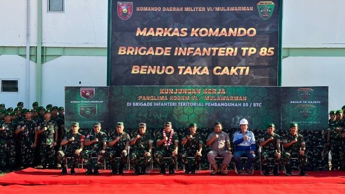 Pangdam VI/Mulawarman Mayjen TNI Rudy Rachmat Nugraha, S.I.P., M.Sc., meninjau penanaman perdana padi gogo di Kampung Muara Tae, Kecamatan Jempang, Kabupaten Kutai Barat, pada Rabu (05/11/2025). Foto: HO/Pendam VI/Mlw