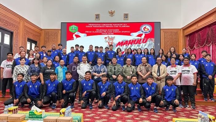 Acara pelepasan kontingen Pekan Olahraga Pelajar Daerah (POPDA) ke-XVII tahun 2025 di Ballroom Lantai 3 Kantor Bupati Mahulu, pada Jumat (7/11/2025). Foto: HO/diskominfostandimahulu
