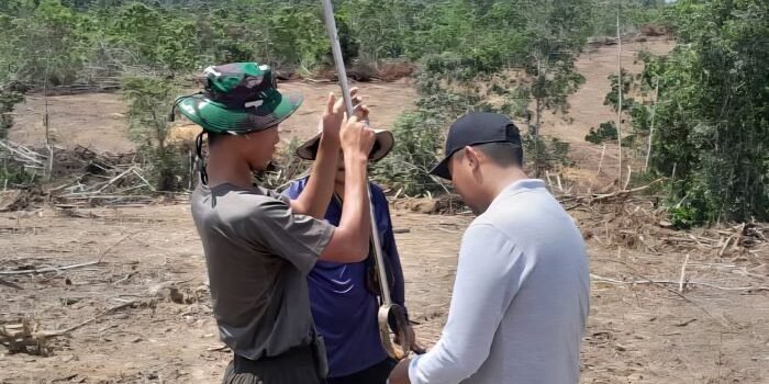 Kodam VI/Mulawarman bersama tim dari Badan Perakitan dan Modernisasi Pertanian (BRMP) melaksanakan kegiatan pemeriksaan kondisi tanah di lahan seluas 1.400 hektare milik Brigif 85/BTC, pada Senin (03/11/2025). Foto: HO/Pendam VI/Mlw