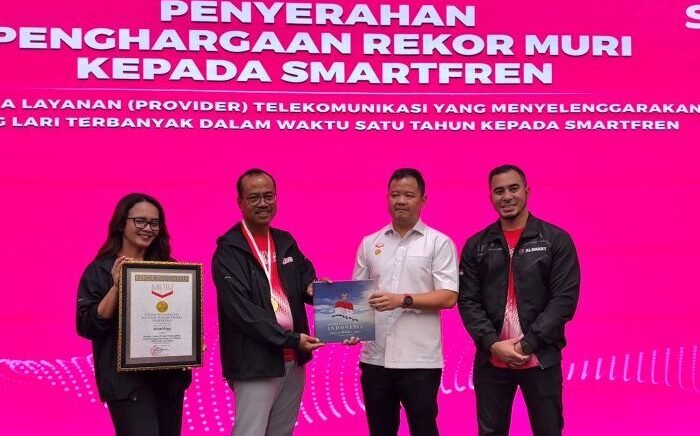 (ki-ka) Wakil Direktur Utama MURI, Osmar Susilo (kedua kanan) menyerahkan penghargaan rekor MURI untuk SMARTFREN kepada Chief Marketing Officer SMARTFREN XLSMART, Sukaca Purwokardjono (kedua kiri), di damping oleh Division Head Brand Communication Edtine Pamilien Gensana (kiri) dan Group Head Corporate Communication & Sustainability XLSMART, Reza Mirza di Jakarta, pada Senin (3/11/2025). Foto: HO/ XLSMART