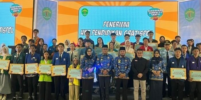 Gubernur dan Wakil Gubernur Kaltim, Rudy Mas'ud—Seno Aji saat melakukan penyerahan simbolis bantuan dana UKT mahasiswa penerima program Gratispol, di Gedung Olah Bebaya Samarinda, pada Senin (17/11/2025). Foto: BorneoFlash/Nur Ainunnisa