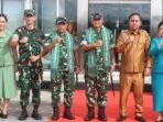 Pangdam VI/Mulawarman Mayjen TNI Rudy Rachmat Nugraha, S.I.P., M.Sc. bersama rombongan tiba di Bandara Melalan, Kecamatan Melak, Kabupaten Kutai Barat secara adat dan penuh kehangatan oleh jajaran Pemerintah Kabupaten Kutai Barat bersama Forkopimda, pada Selasa (04/11/2025). Foto: HO/Pendam VI/Mlw