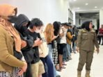 12 Pasangan yang terjaring dibawa ke Kantor Satpol PP Kota Samarinda, pada Rabu malam (10/12/2025). Foto: BorneoFlash/Nur Ainunnisa
