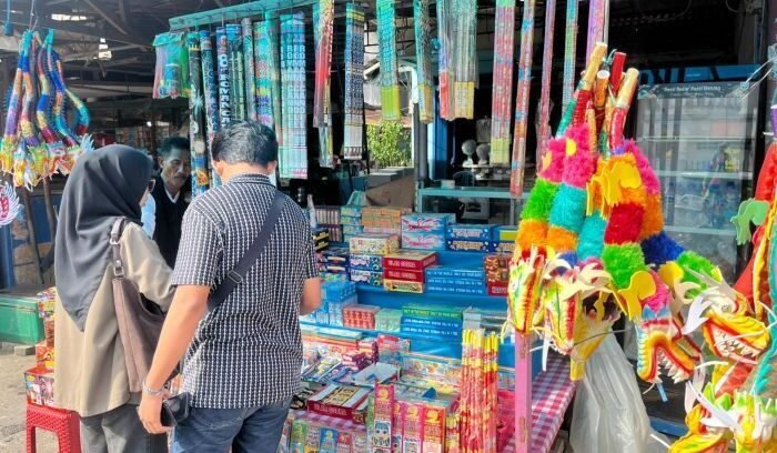 Aktivitas pedagang kembang api di Samarinda. Foto: BorneoFlash/Nur Ainunnisa