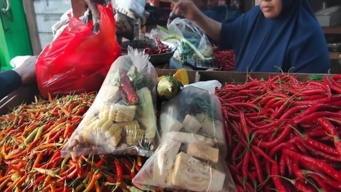 Aktivitas penjual cabai di Tenggarong di tengah lonjakan harga. Foto: BorneoFlash/Ernita Sriana