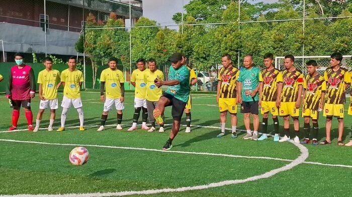 Anggota DPRD Kota Balikpapan, Halili Adinegara resmi membuka Turnamen Mini Soccer Piala Halili Adinegara di Lapangan Mini Soccer Rumah Kayu GB ditandai dengan kick off, pada Minggu (7/12/2025). Foto: BorneoFlash/Niken Sulastri