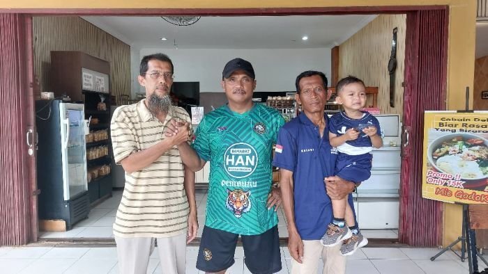 (ki: ka) Pemilik lahan, Iskandar Lubis; Anggota DPRD Kota Balikpapan dari Fraksi PKB, Halili Adinegara dan warga setempat. Foto: BorneoFlash/Niken Sulastri