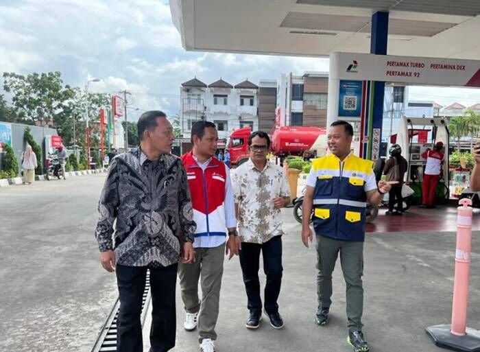 Anggota Komite BPH Migas Fathul Nugroho (empat dari kiri) meninjau SPBU di Banda Aceh, Aceh. FOTO : ANTARA/HO-PT Pertamina Patra Niaga
