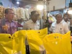 Asisten Deputi Stabilitasi Harga Pangan Kemenko Pangan RI, Mohamad Siradj Parwito, meninjau langsung kondisi ketersediaan dan harga pangan di Pasar Klandasan Balikpapan, pada Rabu (3/12/2025). Foto: BorneoFlash/Niken Sulastri