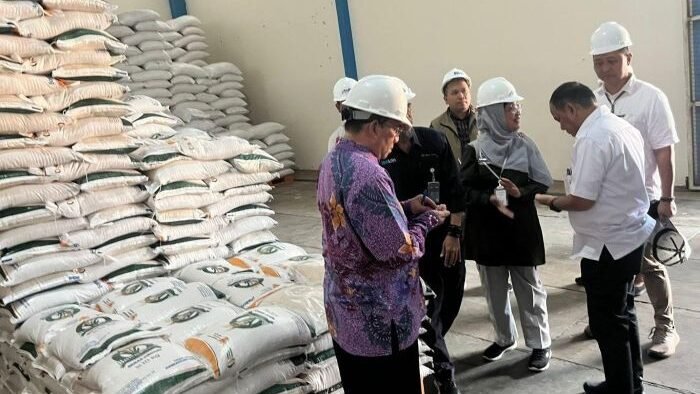 Asisten Deputi Stabilitasi Harga Pangan Kemenko Pangan RI, Mohamad Siradj Parwito, saat meninjau Gudang Bulog di Balikpapan, pada Rabu (3/12/2025). Foto: BorneoFlash/Niken Sulastri