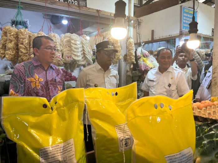 Kemenko Pangan Pantau Ketersediaan dan Harga di Pasar Klandasan Jelang Nataru