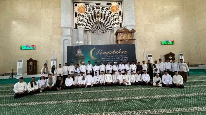 Pengukuhan Badan Pengelola Masjid Madinatul Iman periode 2025–2030, di Masjid Madinatul Iman, pada Jumat (26/12/2025). Foto: BorneoFlash/Niken Sulastri