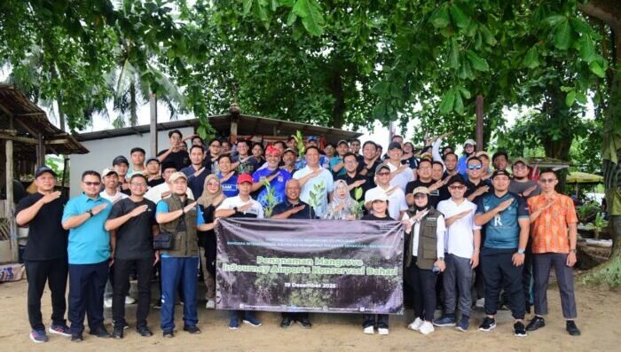 Bandara SAMS Sepinggan Balikpapan saat melaksanakan penanaman bibit mangrove di kawasan pesisir Pantai Seraya Kota Balikpapan, pada Jumat (19/12/2025). Foto: BorneoFlash/Ist