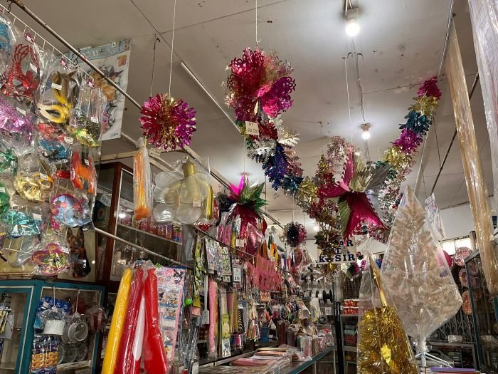 Di Tengah Persaingan Ketat, Toko Tua Samarinda Tetap Ramai Menjelang Natal 2025