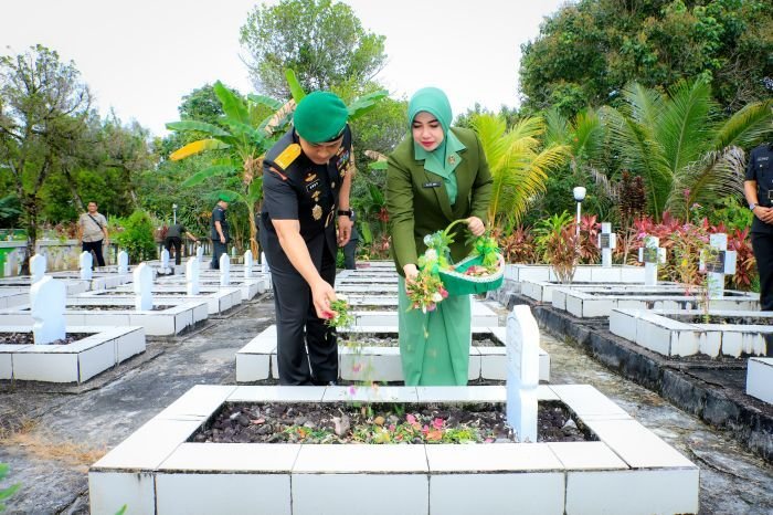 Kasdam VI/Mulawarman, Brigjen TNI Andy Setyawan, S.Sos., M.I.P. Pimpin Upacara Ziarah dan Tabur Bunga dalam rangka memperingati Hari Juang TNI AD Tahun 2025 di Taman Makam Pahlawan Dharma Agung, Balikpapan, pada Jumat (12/12/2025). Foto: HO/Pendam VI/Mlw