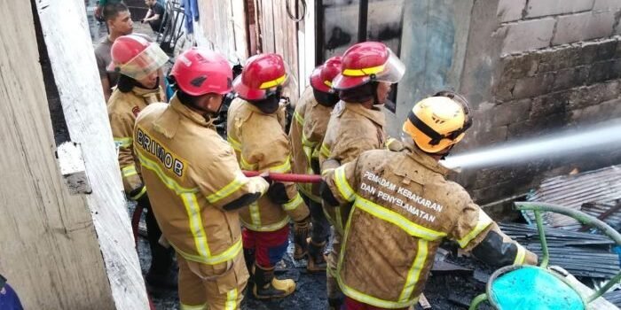 Brimob Batalyon A Polda Kaltim Gerak Cepat Tangani Kebakaran yang terjadi pada sebuah bangunan dua lantai di Jalan Jenderal Sudirman RT 25, Gang Vila Nomor 57, Kelurahan Damai Bahagia, Kecamatan Balikpapan Selatan, pada Rabu pagi (31/12/2025). Foto: HO/Br