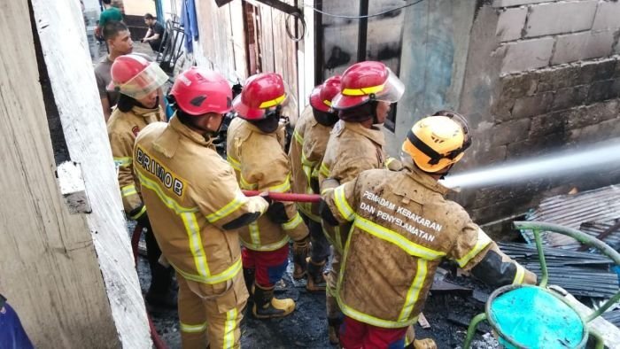 Brimob Batalyon A Polda Kaltim Gerak Cepat Tangani Kebakaran yang terjadi pada sebuah bangunan dua lantai di Jalan Jenderal Sudirman RT 25, Gang Vila Nomor 57, Kelurahan Damai Bahagia, Kecamatan Balikpapan Selatan, pada Rabu pagi (31/12/2025). Foto: HO/Brimob Polda Kaltim