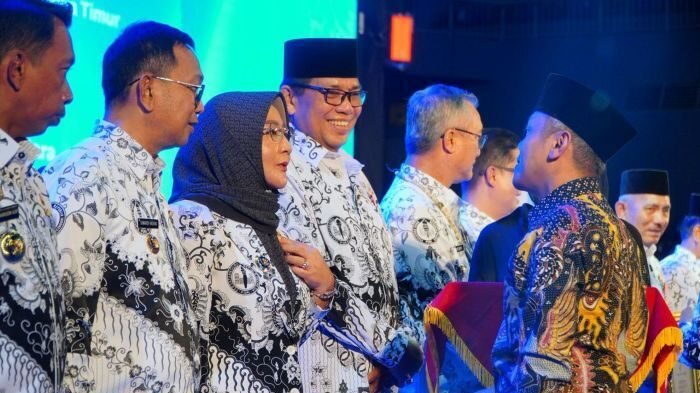 Bupati Berau, Sri Juniarsih Mas, menjadi salah satu kepala daerah meraih penghargaan Dwija Praja Nugraha pada Puncak Peringatan HUT ke 80 PGRI yang berlangsung di Britama Arena Kelapa Gading, Jakarta, pada Sabtu (29/11/2025). Foto: HO/ProkopimBerau