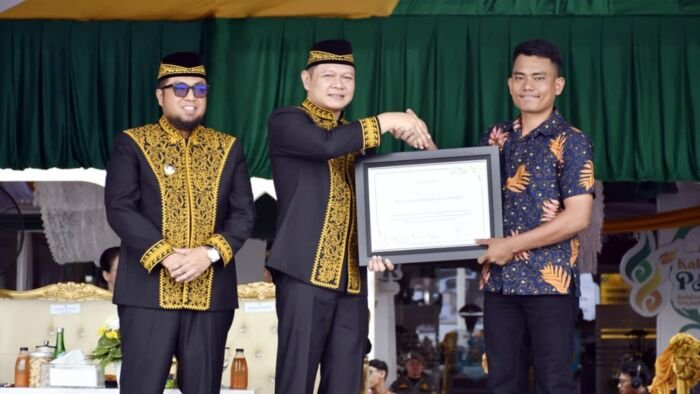 Bupati Fahmi Fadli bersama Wakil Bupati Paser, Ikhwan Antasari menyampaikan ucapan selamat ulang tahun ke-66 kepada seluruh masyarakat Kabupaten Paser dan menyampaikan apresiasi kepada seluruh pihak yang telah berkontribusi dalam menyukseskan berbagai macam kegiatan. Foto: BorneoFlash/Ist