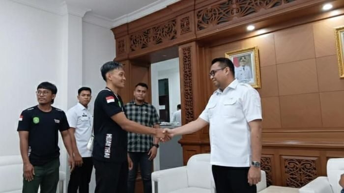 Bupati Kukar Aulia Rahman Basri melepas Devan menuju ajang Warzone World Champion di Malaysia. Foto: BorneoFlash/Ernita Sriana