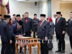 Bupati Kutai Timur Ardiansyah Sulaiman Resmi Melantik Jainuddin Bupati Kutai Timur Ardiansyah Sulaiman Resmi Melantik Jainuddin, SE., M.Si sebagai Sekretaris Dewan Perwakilan Rakyat Daerah (Sekwan) Kabupaten Kutim Yang Berlangsung di Ruang Meranti, Kantor Bupati Kutai Timur, pada Rabu (17/12/2025). Foto: HO/Setwan dprdkutim