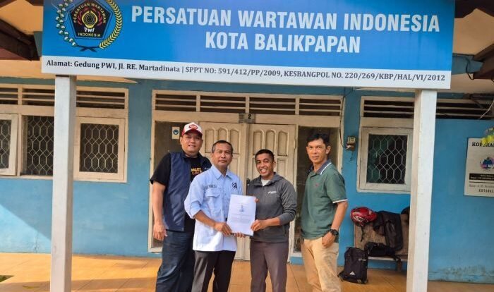 Ketua Panitia Pemilihan, H. Slamet Iman Santoso menerima berkas pendaftaran Calon Ketua PWI Balikpapan Periode 2026–2029 dari Debi didampingi anggota PWI Hilmansyah dan Lastiawan, pada Minggu (28/12/2025). Foto: BorneoFlash/Ist