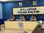 Dirlantas Polda Kaltim, Kombes Pol Rifki, didampingi Wadirlantas AKBP Rio dan Kabag Ops Ditlantas Polda Kaltim AKBP Feby saat menyampaikan Konferensi Pers Operasi Zebra Mahakam 2025, di Kantor Ditlantas Polda Kaltim, pada Selasa (2/12/2025). Foto: BorneoFlash/Niken Sulastri