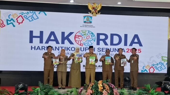 Disdikbud Balikpapan bekerja sama dengan inspektorat meluncurkan modul pembelajaran antikorupsi, pada peringatan Hari Antikorupsi Sedunia di Balikpapan, pada hari Senin, 18 Desember 2025 di Auditorium Balai Kota pada Senin (8/12/2025). Foto: BorneoFlash/Niken Sulastri