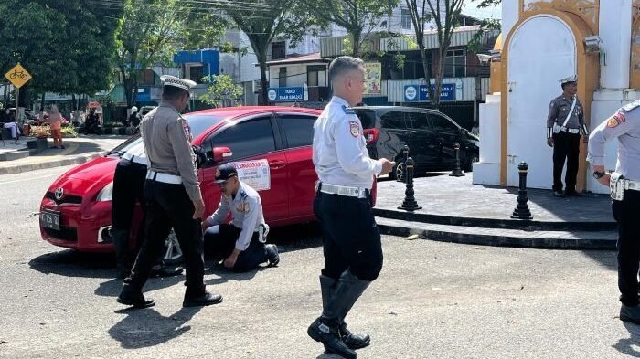 Dishub Kota Balikpapan bersama Satlantas Polresta Balikpapan saat melakukan penertiban di Jalan Wiluyo Puspoyudo, pada Kamis (4/12/2025). Foto: BorneoFlash/Niken Sulastri