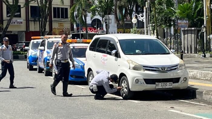 Dishub Kota Balikpapan bersama Satlantas Polresta Balikpapan saat melakukan penertiban di Jalan Wiluyo Puspoyudo, pada Kamis (4/12/2025). Foto: BorneoFlash/Niken Sulastri