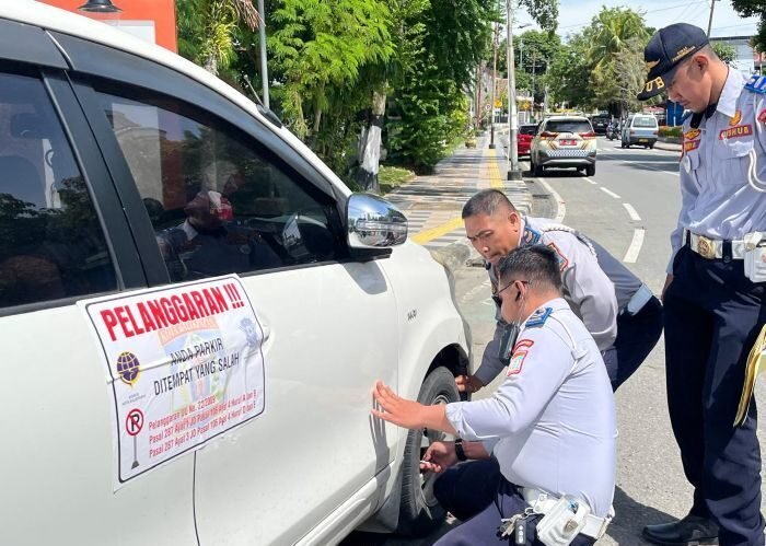 Dishub Kota Balikpapan bersama Satlantas Polresta Balikpapan saat melakukan penertiban di Jalan Wiluyo Puspoyudo, pada Kamis (4/12/2025). Foto: BorneoFlash/Niken Sulastri