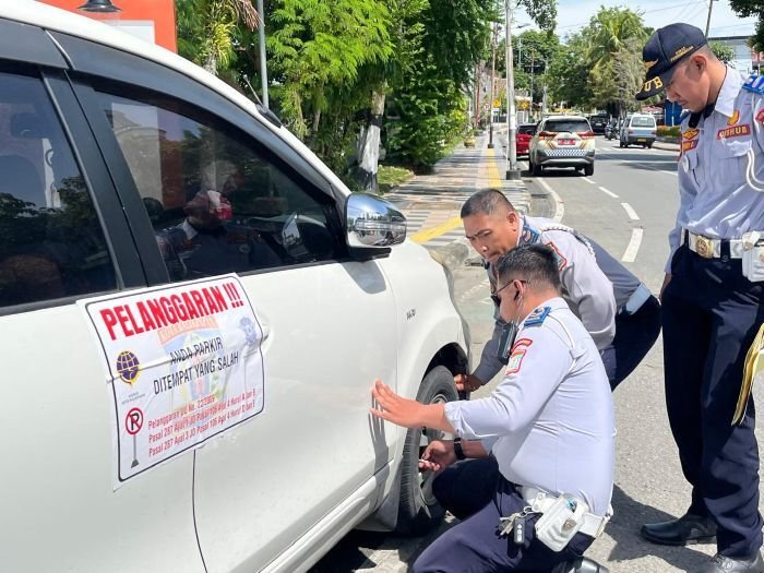 Dishub dan Satlantas Balikpapan Gencarkan Penertiban Parkir Liar, Tempel Stiker dan Kempeskan Ban