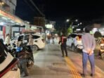 Dishub Samarinda saat mendatangi salah satu kedai yang parkirnya di atas trotoar. Foto: BorneoFlash/Nur Ainunnisa