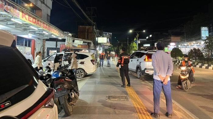 Dishub Samarinda saat mendatangi salah satu kedai yang parkirnya di atas trotoar. Foto: BorneoFlash/Nur Ainunnisa
