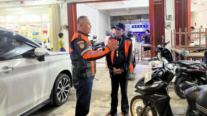 Dishub Samarinda saat mendatangi salah satu kedai yang parkirnya di atas trotoar. Foto: BorneoFlash/Nur Ainunnisa