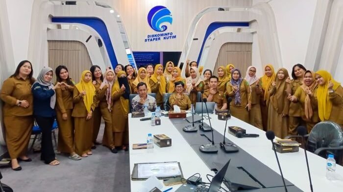 Diskominfo Staper Kutim menggelar kegiatan Sosialisasi Tata Naskah Dinas, yang berlangsung di ruang Rapat Diskominfo Staper, Bukit Pelangi Kawasan Pemerintahan Sangatta, pada Senin (08/12/2025). Foto: HO/kutaitimurkab.go.id