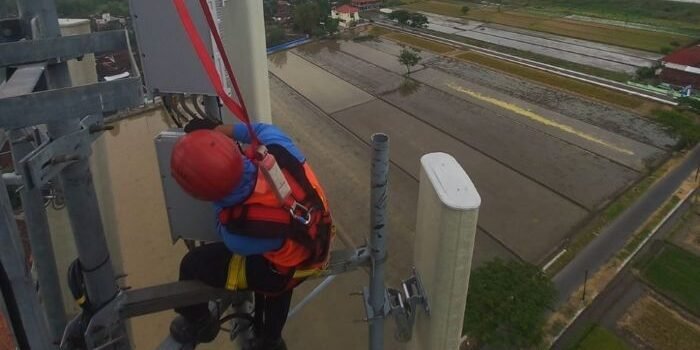 Dua orang teknisi sedang melakukan pemeliharaan base transceiver station (BTS) milik XLSMART yang berlokasi di sekitar tol poros Klaten - Boyolali, Ngawen Teknisi sedang melakukan pemeliharaan base transceiver station (BTS) milik XLSMART yang berlokasi di sekitar tol poros Klaten - Boyolali, Ngawen, Kabupaten Klaten, Jawa Tengah, awal November 2025 yang lalu. Foto: HO/XLSMART