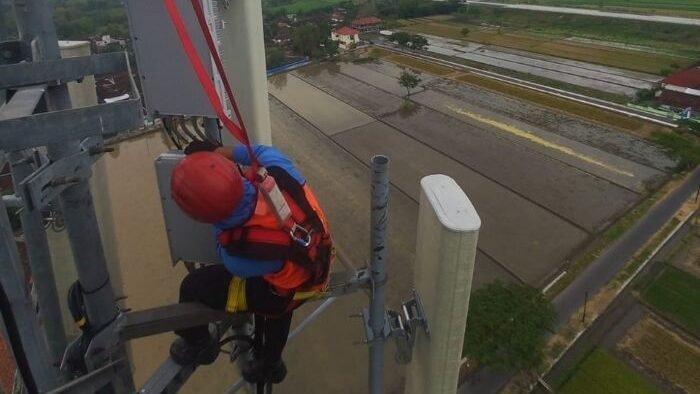 Teknisi sedang melakukan pemeliharaan base transceiver station (BTS) milik XLSMART yang berlokasi di sekitar tol poros Klaten - Boyolali, Ngawen, Kabupaten Klaten, Jawa Tengah, awal November 2025 yang lalu. Foto: HO/XLSMART 