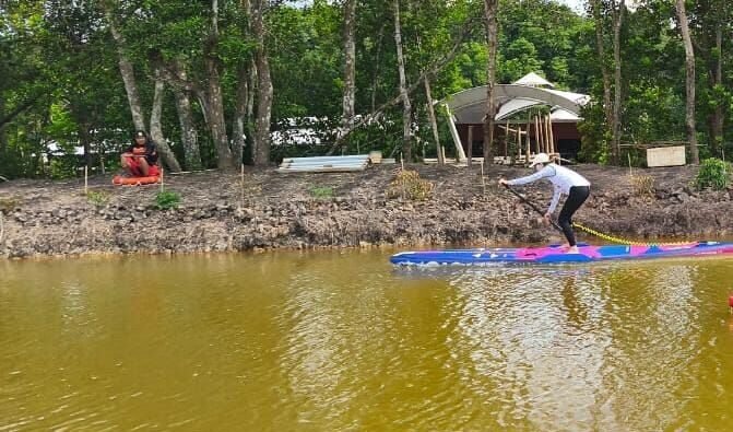 Festival Dayung Manggar 2025 digelar di kawasan De Boekit River Side Manggar, pada Sabtu (13/12/2025). Foto: BorneoFlash/Niken Sulastri
