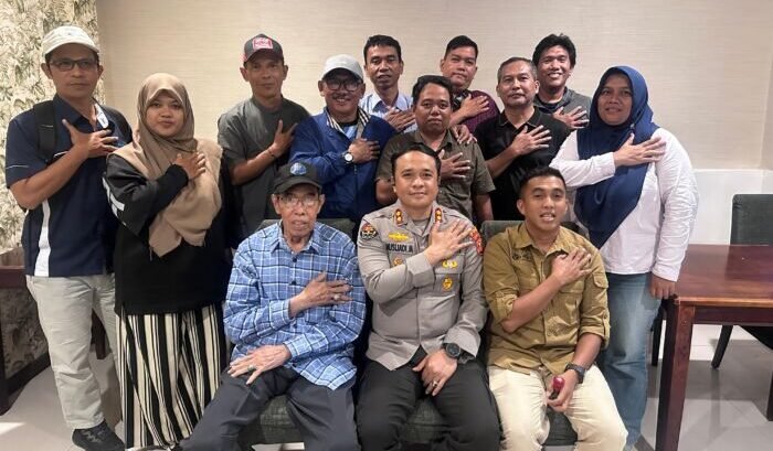 Foto Bersama Kasubbid Penmas Bidhumas Polda Kaltim, AKBP Musliadi Mustafa dengan Jajaran PWI Kota Balikpapan. Foto: BorneoFlash/Ist