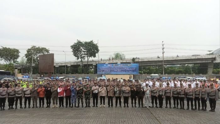 Foto Bersama setelah Apel Pasukan Operasi Lilin Mahakam 2025 di Lapangan Mako Polresta Samarinda, pada Jumat pagi (19/12/2025). Foto: BorneoFlash/Nur Ainunnisa