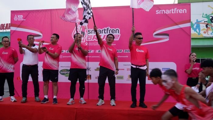 Foto seremonial pelepasan peserta SMARTFREN Fun Run Pontianak, di Stadion Sultan Syarif Abdurahman, Pontianak, pada Minggu (301/11/2025). Foto: HO/XLSMART