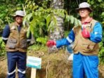 General Manager PT KPI Unit Balikpapan, Novie Handoyo Anto, menanam pohon pada kegiatan Peringatan Hari Menanam Pohon Indonesia (HMPI) 2025 di Hutan Lindung Sungai Wain, Balikpapan, Jumat (5/12/2025). Foto: HO/KPI Unit Balikpapan